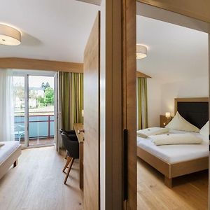 Zimmer mit Kingsize-Bett